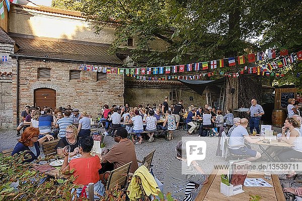 Biergarten Murdock's Irish Pub am Roten Tor  Augsburg  Schwaben  Bayern  Deutschland  Europa