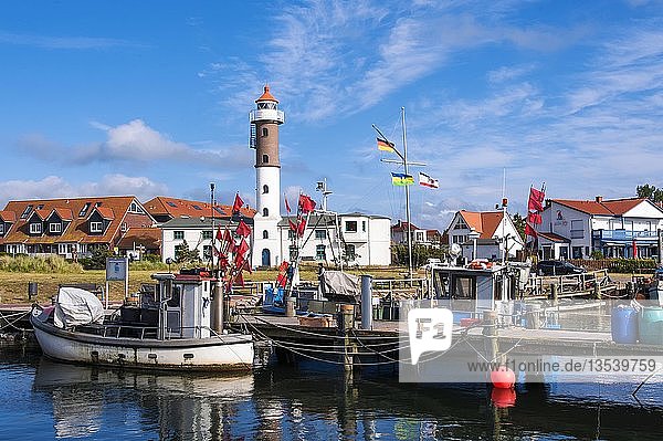 Fischerboot im Hafen  Timmendorf  Insel Poel  Mecklenburg Vorpommern  Deutschland  Europa