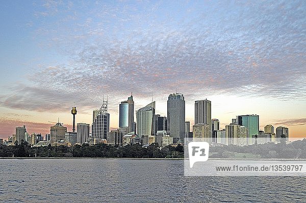 Skyline von Sydney bei Sonnenaufgang  Sydney  New South Wales  Australien  Ozeanien