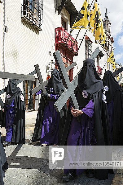 Büßer mit Kreuz bei der Semana Santa Prozession Karwoche Sevilla Andalusien Spanien Europa