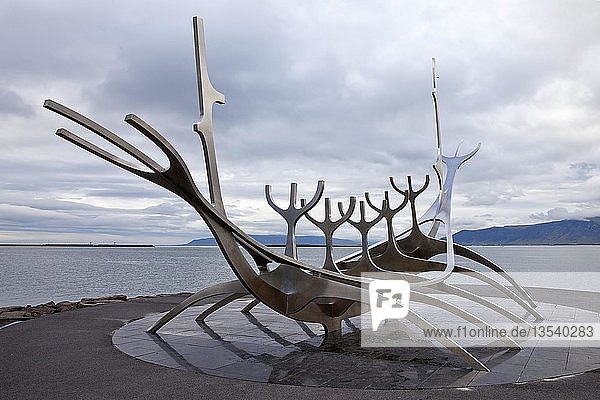 Skulptur Sólfar  Wikingerschiff aus Stahl  Künstler Jón Gunnar Árnason  Reykjavik  Island  Europa