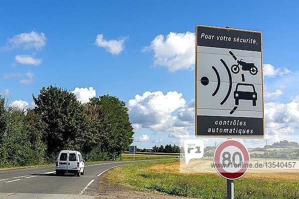 Verkehrsschild Geschwindigkeitsbegrenzung auf 80 km/h und Radarkontrolle Frankreich Europa