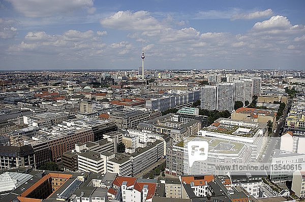 Luftaufnahme über Berlin mit Fernsehturm  Berlin  Deutschland  Europa