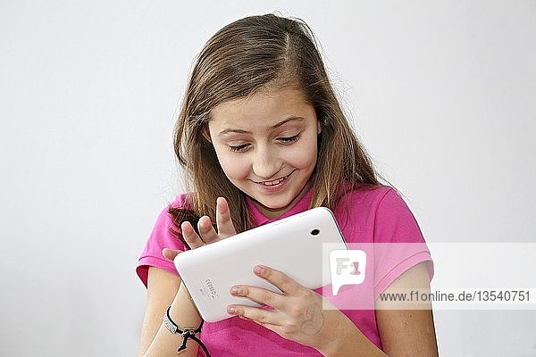 Mädchen mit einem Tablet-PC Deutschland Europa