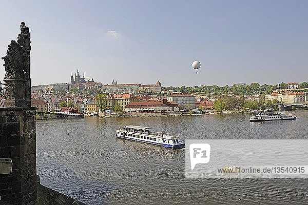 Ausflugsschiffe auf der Moldau  Karlsbrücke  Prag  Böhmen  Tschechische Republik  Europa