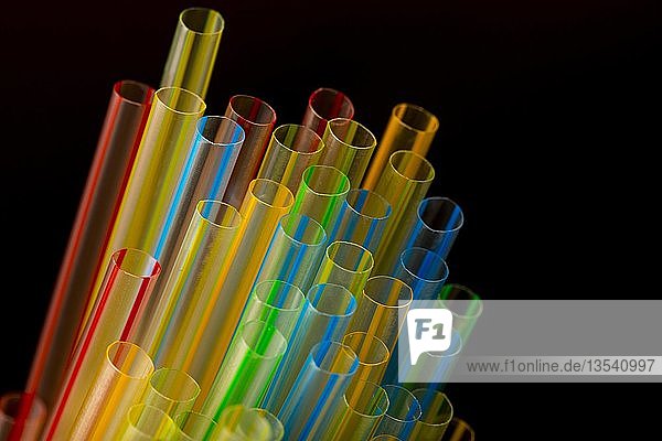 Trinkhalme aus Plastik  Plastikmüll  verschiedene Farben und Größen