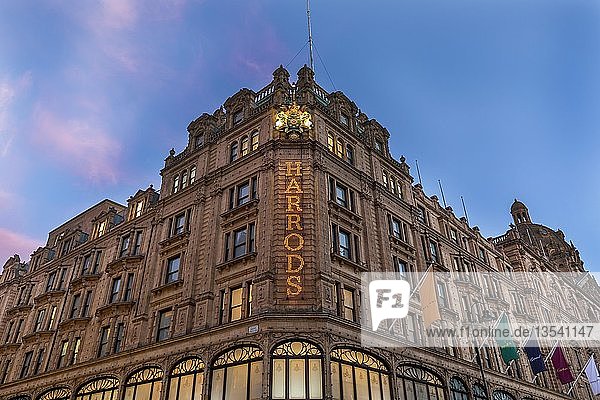 Kaufhaus Harrods  blaue Stunde  London  Großbritannien