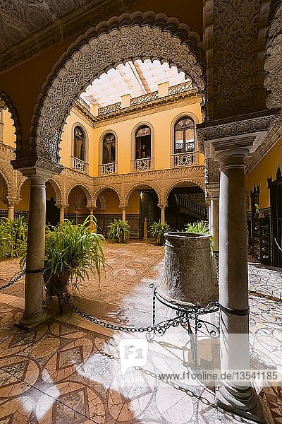 Palast aus dem 16. Jahrhundert mit arabischer Architektur  Innenhof mit kunstvoller Arkade und römischem Mosaik  Palacio de la Condesa de Lebrija  Sevilla  Andalusien  Spanien  Europa