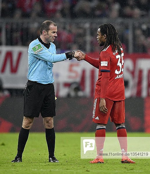 Fairplay Renato Sanches FC Bayern München und Schiedsrichter Marco Fritz schütteln sich nach der gelb-roten Karte die Hände  Allianz Arena  München  Bayern  Deutschland  Europa