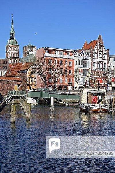 Blick auf alte Backsteinbauten am Stralsunder Hafen vom Querkanal aus gesehen  UNESCO-Welterbe  Mecklenburg-Vorpommern  Deutschland  Europa  PublicGround  Europa