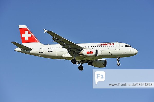 Swiss Airbus A319 112 beim Landeanflug auf den Flughafen Zürich  Zürich  Schweiz  Europa
