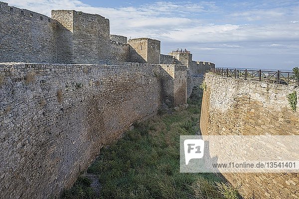 Hauptverteidigungsmauer und Graben der Festung Akkerman oder White Rock Festung, Belgorod-Dnestrovskiy, Odessa Oblast, Ukraine, Europa
