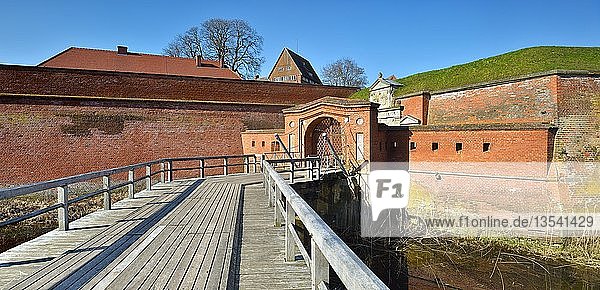 Festung Dömitz  Tor mit Zugbrücke über Graben  Dömitz  Mecklenburg-Vorpommern  Deutschland  Europa