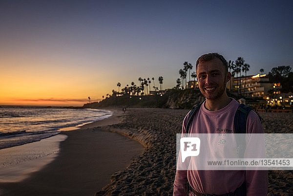 Junger Mann am Strand bei Sonnenuntergang  Laguna Beach  Orange County  Kalifornien  USA  Nordamerika