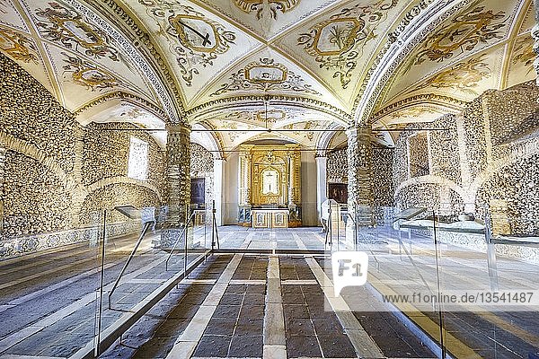 Innenraum mit Knochenwänden und Fresken an der Decke  Knochenkapelle in der Königlichen Kirche des Heiligen Franziskus  Evora  Alentejo  Portugal  Europa