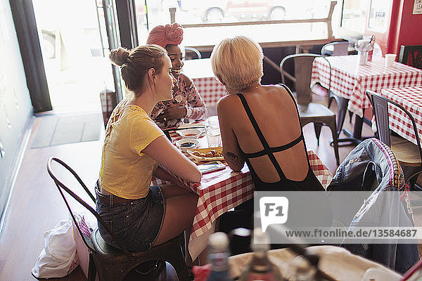 Junge Frauen Freunde Essen im Restaurant