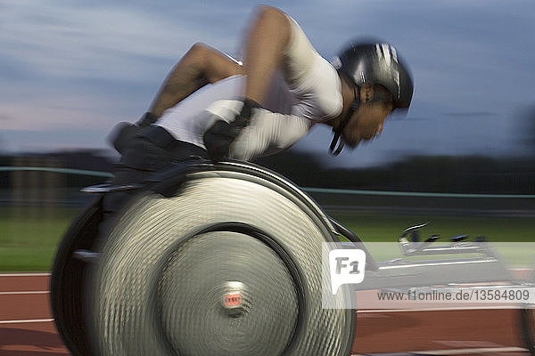 Querschnittsgelähmter Sportler rast im Rollstuhlrennen über die Sportstrecke