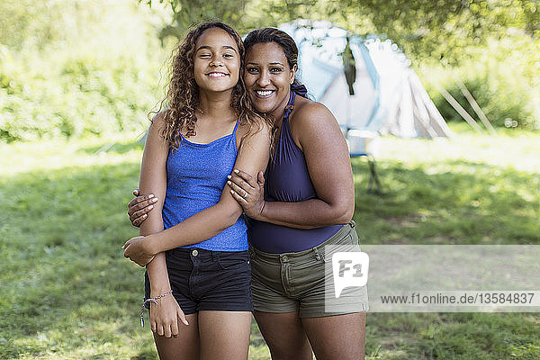 Porträt glückliche  liebevolle Mutter und Tochter auf dem Campingplatz