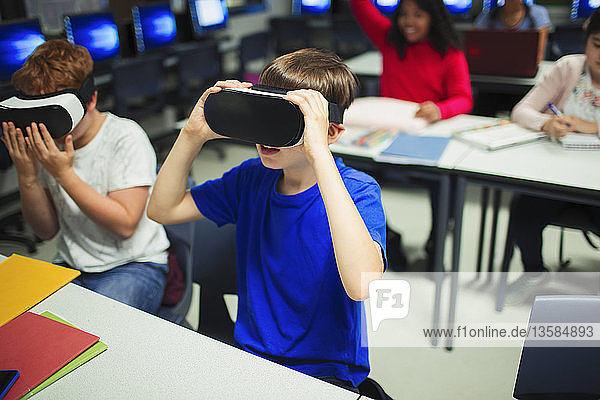 Gymnasiasten nutzen Virtual-Reality-Simulatoren im Klassenzimmer