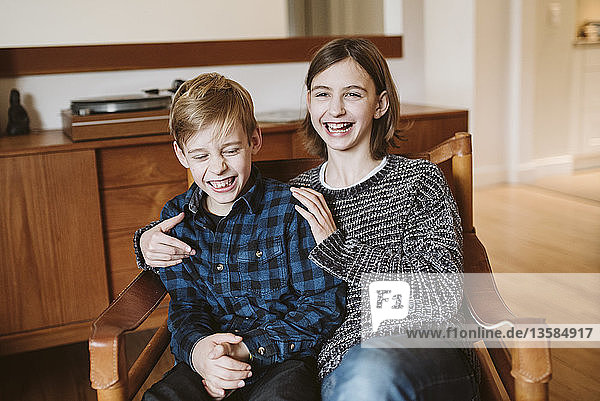 Portrait lachende Geschwisterpaare