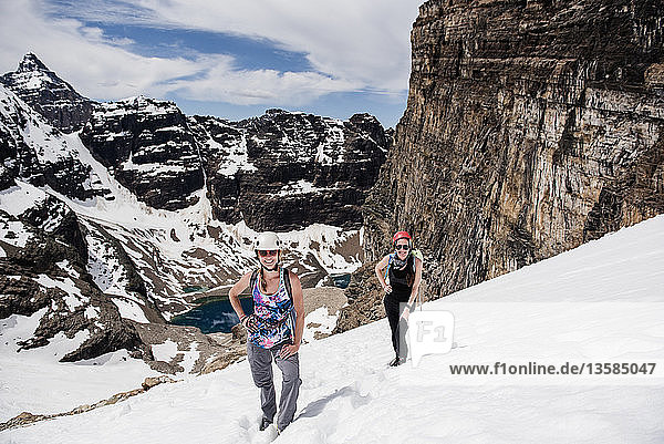 Weibliche Wanderer beim Wandern an einem verschneiten Berghang  Yoho Park  British Columbia  Kanada