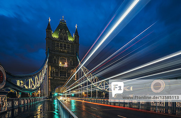 Verschwommene Lichter auf der Tower Bridge bei Nacht  London  UK