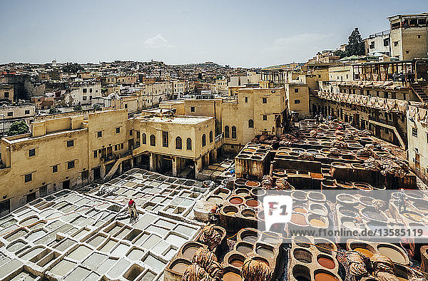 Blick auf die Färbegruben einer Ledergerberei  Fes  Marokko