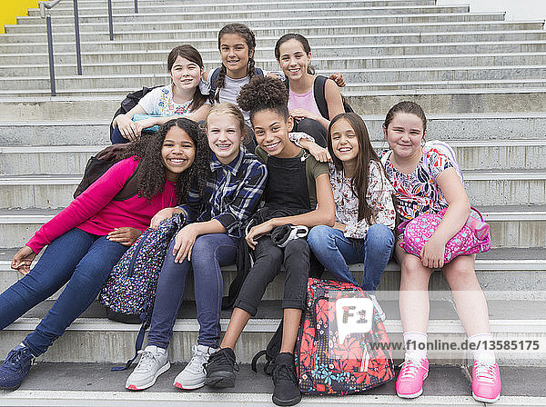Porträt selbstbewusster Mittelschülerinnen auf der Treppe