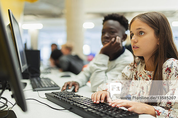 Schüler der Sekundarstufe verwenden einen Computer im Computerraum