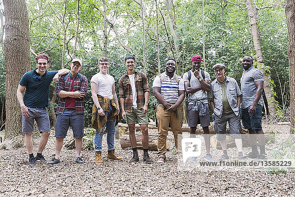 Porträt selbstbewusste Männergruppe Wanderer in einer Reihe im Wald stehend