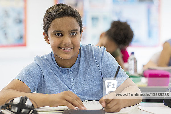 Porträt zuversichtlich Junior High School Junge Student macht Hausaufgaben im Klassenzimmer