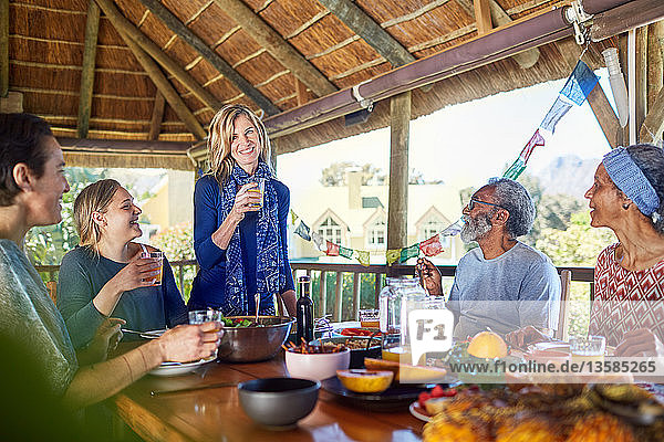 Freunde genießen eine gesunde Mahlzeit in einer Hütte während eines Yoga-Retreats