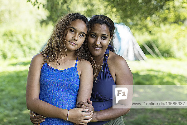 Porträt liebevolle Mutter und Tochter auf dem Campingplatz