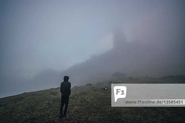 Mann steht auf einem nebligen  ätherischen Hügel  Isle of Skye  Schottland