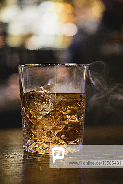 Geräucherter Whiskey-Cocktail