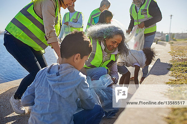 Freiwillige säubern die sonnige Strandpromenade von Müll