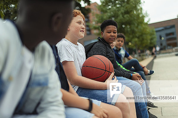 Zwei Jungen mit Basketball auf dem Schulhof