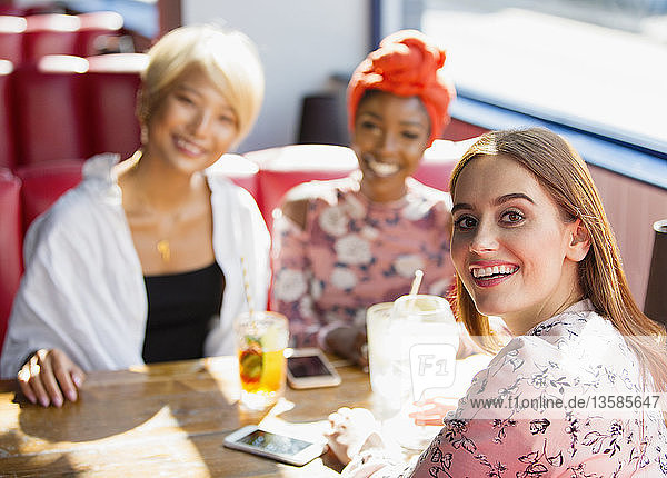 Porträt zuversichtlich  lächelnd junge Frauen Freunde Essen im Restaurant