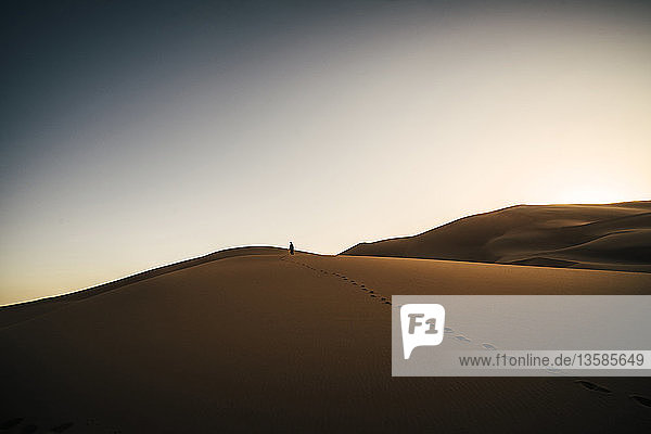 Fußspuren in sandiger  abgelegener Wüste  Sahara  Marokko