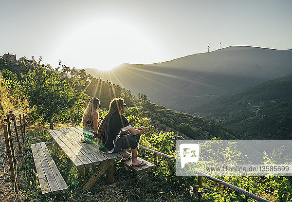 Paar genießt die sonnige  idyllische Aussicht auf einen Berghang  Chas de Egua  Portugal