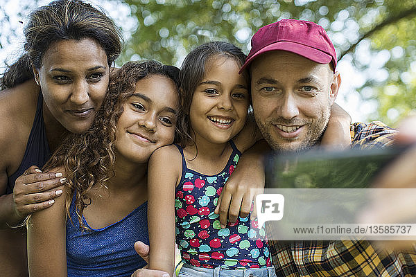Glückliche Familie macht Selfie mit Fotohandy