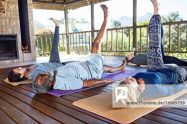Yogaklasse beim Dehnen der Beine in einer Hütte während eines Yoga-Retreats
