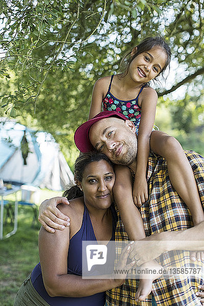 Porträt einer glücklichen  liebevollen Familie auf dem Campingplatz