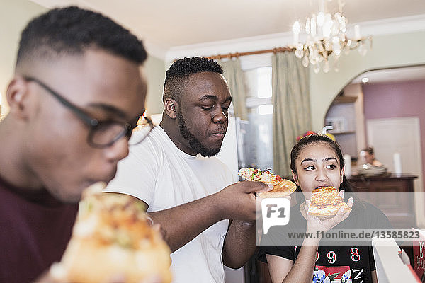 Teenager-Geschwister essen Pizza
