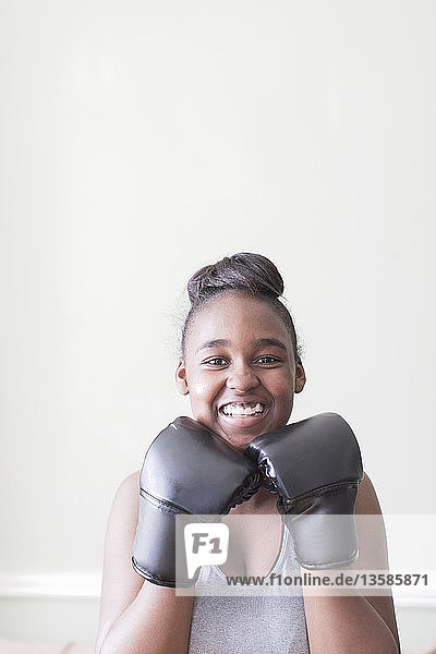 Porträt selbstbewusstes jugendliches Mädchen mit Boxhandschuhen