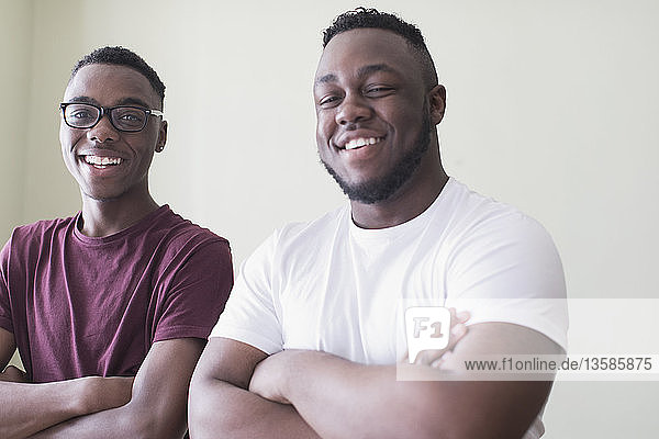 Porträt selbstbewusster Brüder im Teenageralter mit verschränkten Armen