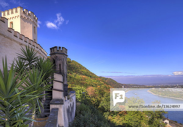 Schloss Stolzenfels und Rhein Koblenz Rheinland-Pfalz Deutschland Europa