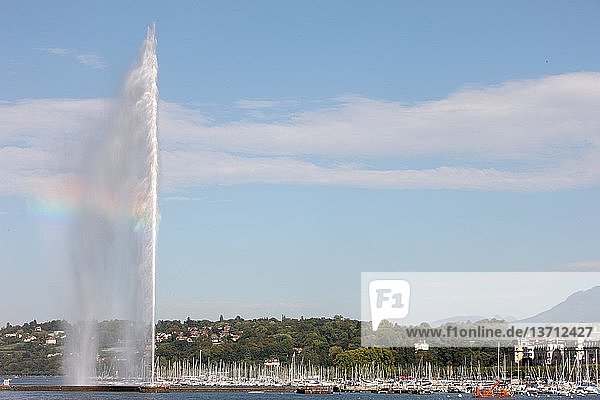 Jet d´Eau  the world´s tallest fountain  on Geneva lake  Geneva  Switzerland.
