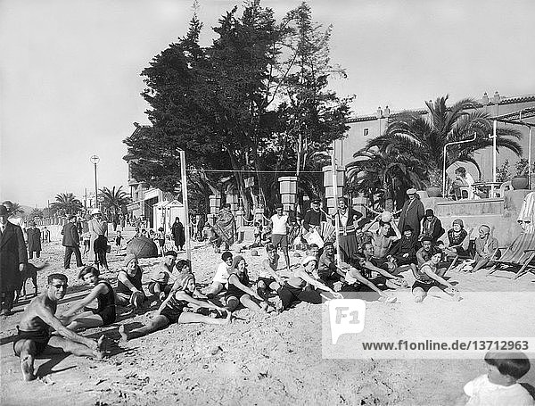 Juan-les-Pins  Frankreich: um 1925 Menschen am Strand nehmen Unterricht in Körperkultur. Sie treiben Sport.