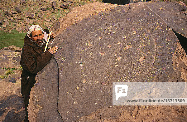 Neolithische Gravuren  geschaffen von Jägern und Sammlern  die den Herden folgten  die in den Bergen Futterplätze suchten  Yagour-Plateau  Tadla-Azilal  Hoher Atlas  Marokko